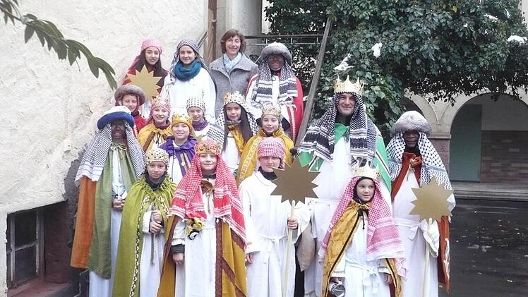 Nachdem im letzten Jahr die Teilnehmerzahl bei der Sternsinger-Aktion am Dreikönigstag auf einen Tiefpunkt mit nur einer einzigen Gruppe gesunken war, erlebte die Pfarrei heuer wieder ein Hoffnungszeichen mit sechs Gruppen. Diese waren in Verkleidung der Heiligen Drei Könige in den Wortgottesdienst von Gemeindereferentin Brigitta Schneider-Bettenwort behutsam eingebunden und am Ende des Gottesdienstes von ihr mit dem Segen ausgesandt worden.Diesen Segen mit dem traditionellen Schriftzug C+ M ...