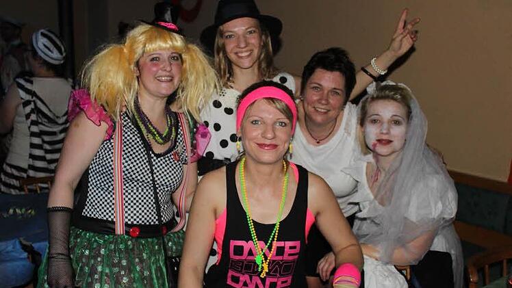 Die Stublanger Frauen feierten kräftig beim Weiberfasching.