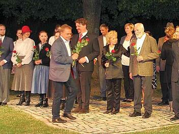 Kronachs Bürgermeister Wolfgang Beiergrößlein verteilte nach dem Schlussapplaus Rosen an die Schauspieler und Statisten.  Foto: Friedwald Schedel