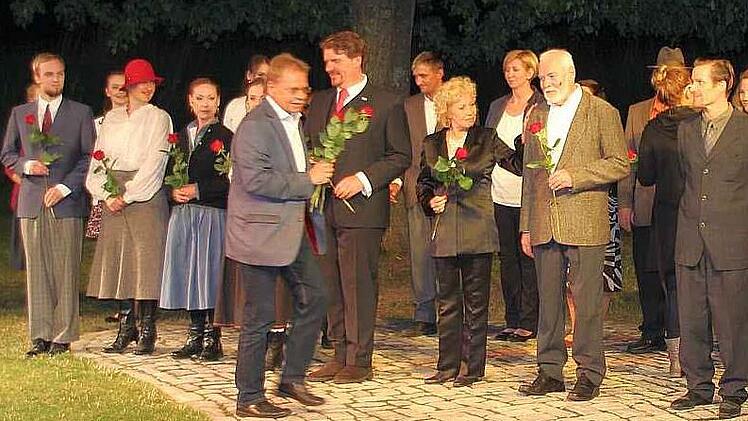 Kronachs Bürgermeister Wolfgang Beiergrößlein verteilte nach dem Schlussapplaus Rosen an die Schauspieler und Statisten.  Foto: Friedwald Schedel