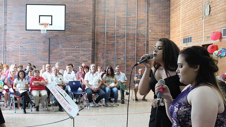 Vanessa Hofmann und Susanne Dietz (von links) sangen "Lay me down”. Foto: Evi Seeger