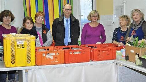 Die ehrenamtlichen Helferinnen dankten Landrat Christian Meißner ebenso herzlich für die Spende wie Tafelvorsitzende Silke Mohler (vierte von links). Foto: Ingrid Kohles