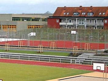Der Bolzplatz zwischen Hauptplatz, Mensa und Beethovenstraße wäre als Platz für die neue Turnhalle geeignet - sagt die Verwaltung. Foto: Archiv