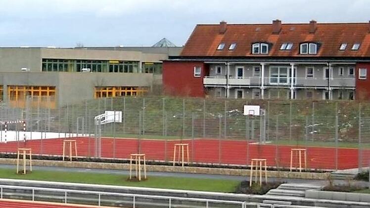 Der Bolzplatz zwischen Hauptplatz, Mensa und Beethovenstraße wäre als Platz für die neue Turnhalle geeignet - sagt die Verwaltung. Foto: Archiv