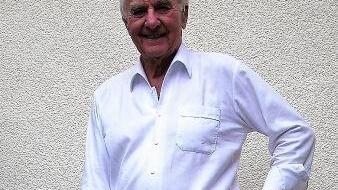 Bis zu 90 Zentimeter große Champagnerflaschen wurden in Stockheim mit der Glasmacherpfeife produziert. Unsere Aufnahme entstand 2004 mit Helmut Sigwart, Enkel des Firmengründers Heinrich Sigwart. Foto: Gerd Fleischmann