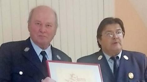 Norbert Rebhan (links) wird zum Ehrenmitglied der Feuerehr Brauersdorf ernannt und erhält vom Vorsitzenden Wolfgang Förtsch die Ernennungsurkunde.