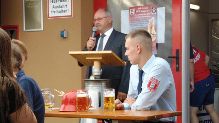 Der stellvertretende Landrat Otto Siebenhaar lobt die Wehr. Foto: Petra Malbrich