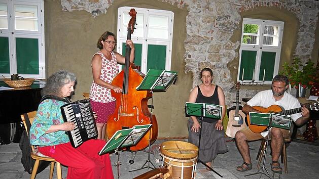 Das Ensemble "Intermusikalisch" in der Besetzung (von links) Karin Meyer Jungclaussen, Tina Betz, Maria Koch und Peter Bittich f&uuml;llte das M&uuml;hlenambiente mit entsprechenden Liedern.