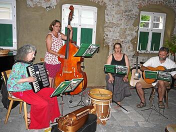 Das Ensemble "Intermusikalisch" in der Besetzung (von links) Karin Meyer Jungclaussen, Tina Betz, Maria Koch und Peter Bittich f&uuml;llte das M&uuml;hlenambiente mit entsprechenden Liedern.