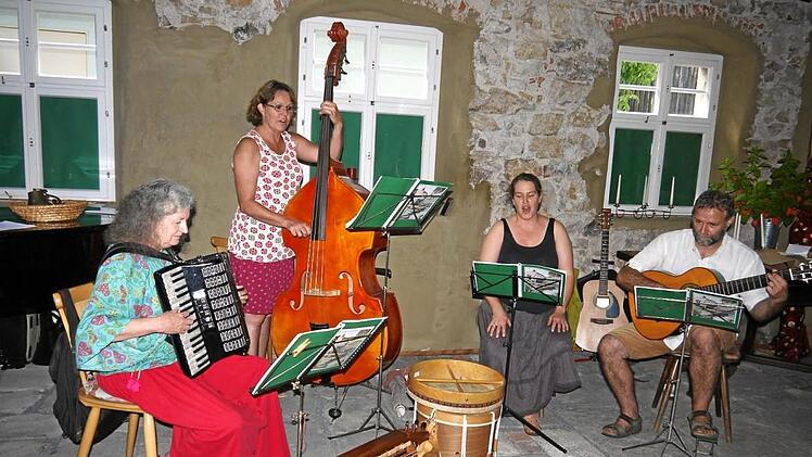 Das Ensemble "Intermusikalisch" in der Besetzung (von links) Karin Meyer Jungclaussen, Tina Betz, Maria Koch und Peter Bittich f&uuml;llte das M&uuml;hlenambiente mit entsprechenden Liedern.
