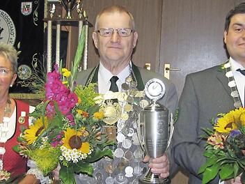 Der Schützenverein Herzogstand 1850 Coburg-Neuses hat am Samstag Markus Fischer zu seinem neuen Schützenkönig proklamiert. Als Ritter stehen ihm Oberschützenmeister Jens Uwe Peter und Petra Rothhaupt zur Seite.  Foto: Martin Koch