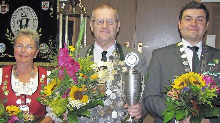 Der Schützenverein Herzogstand 1850 Coburg-Neuses hat am Samstag Markus Fischer zu seinem neuen Schützenkönig proklamiert. Als Ritter stehen ihm Oberschützenmeister Jens Uwe Peter und Petra Rothhaupt zur Seite.  Foto: Martin Koch