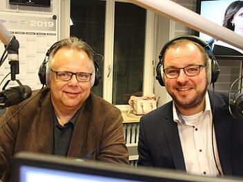 Martin Stingl (links) und Sebastian Straubel kurz vor Beginn des Rededuells beim Coburger Lokalsender Radio Eins.Foto: Oliver Schmidt
