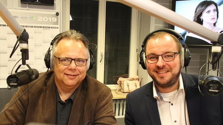 Martin Stingl (links) und Sebastian Straubel kurz vor Beginn des Rededuells beim Coburger Lokalsender Radio Eins.Foto: Oliver Schmidt