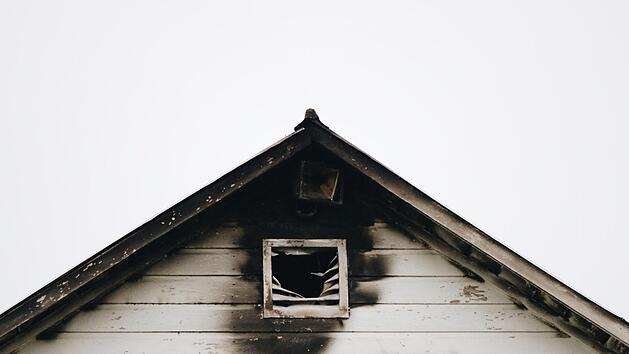 Im Landkreis Bayreuth, genauer in Altenplos  bei Heinersreuth geriet ein Dachstuhl in Flammen. Schuld war ein defektes Ladegerät. Der Besitzer aber handelte geistesgegenwärtig. Symbolfoto: Danny G/unsplash.com