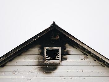 Im Landkreis Bayreuth, genauer in Altenplos  bei Heinersreuth geriet ein Dachstuhl in Flammen. Schuld war ein defektes Ladegerät. Der Besitzer aber handelte geistesgegenwärtig. Symbolfoto: Danny G/unsplash.com