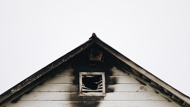 Im Landkreis Bayreuth, genauer in Altenplos  bei Heinersreuth geriet ein Dachstuhl in Flammen. Schuld war ein defektes Ladegerät. Der Besitzer aber handelte geistesgegenwärtig. Symbolfoto: Danny G/unsplash.com
