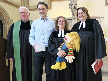 Im Beisein von Pfarrer Ralph-Peter Zettler verabschiedete die Lichtenfelser Pfarrerin Anne Salzbrenner Vikarin Sarah Schimmel und ihren Ehemann Richard nach zweieinhalbjährigem Wirken in der Kirchengemeinde Lichtenfels. Foto: Joachim Wegner