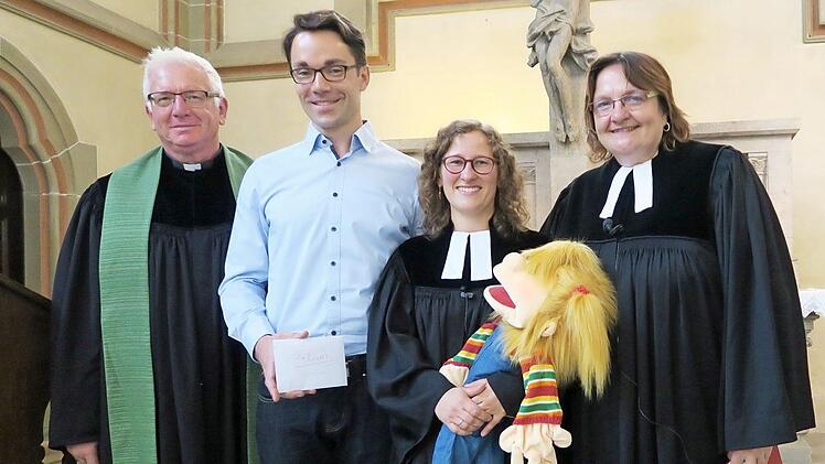Im Beisein von Pfarrer Ralph-Peter Zettler verabschiedete die Lichtenfelser Pfarrerin Anne Salzbrenner Vikarin Sarah Schimmel und ihren Ehemann Richard nach zweieinhalbjährigem Wirken in der Kirchengemeinde Lichtenfels. Foto: Joachim Wegner