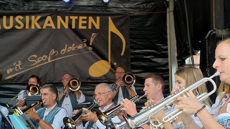 Die Don Bosco Musikanten sorgten für Unterhaltung beim Coburger Klößmarkt.Foto: Jochen berger