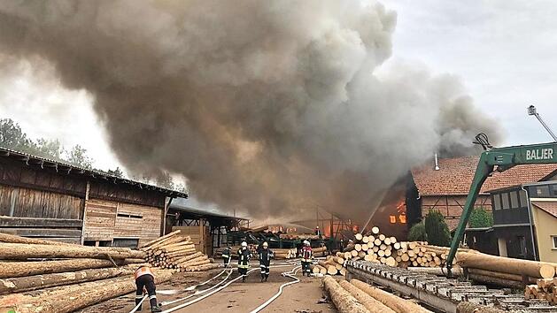 Das S&auml;gewerk F&ouml;rtsch in H&ouml;fles wurde ein Raub der Flammen. Fotos: Stefan Wicklein (1), Corinna R&ouml;sler (2)