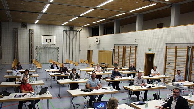 Um vorgeschriebene Sicherheitsabst&auml;nde einzuhalten, diente die Turnhalle der Schlossbergschule dem alten Gemeinderat als Sitzungsort.  Auch die n&auml;chste Sitzung am 5. Mai wird hier stattfinden.Charlotte Wittnebel-Schmitz