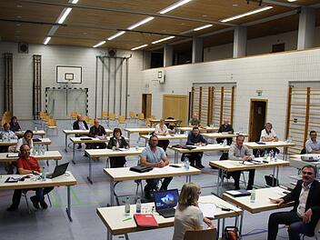 Um vorgeschriebene Sicherheitsabstände einzuhalten, diente die Turnhalle der Schlossbergschule dem alten Gemeinderat als Sitzungsort.  Auch die nächste Sitzung am 5. Mai wird hier stattfinden.Charlotte Wittnebel-Schmitz