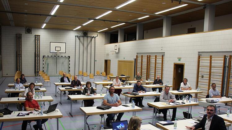 Um vorgeschriebene Sicherheitsabstände einzuhalten, diente die Turnhalle der Schlossbergschule dem alten Gemeinderat als Sitzungsort.  Auch die nächste Sitzung am 5. Mai wird hier stattfinden.Charlotte Wittnebel-Schmitz
