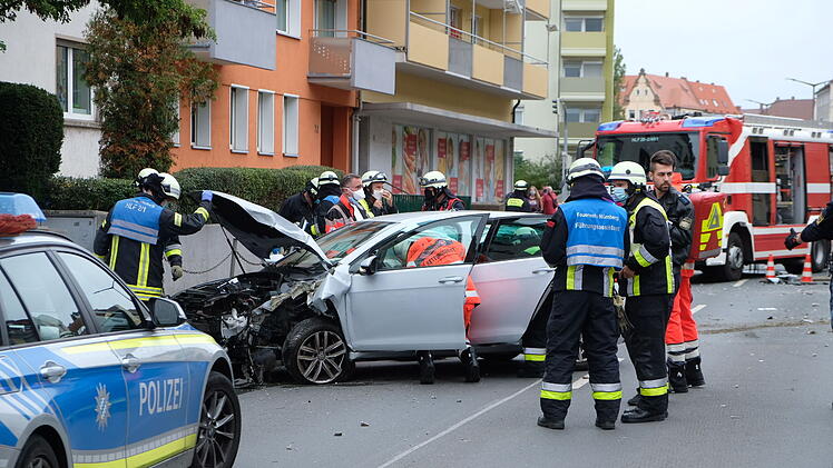 VW Golf f&auml;hrt gegen Lichtmast