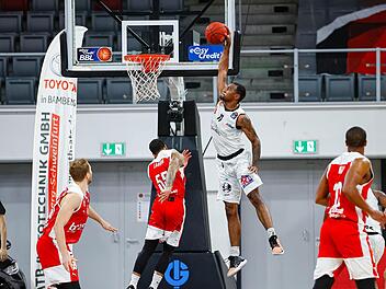 Der Bamberger Aufbauspieler Tyler Larson geht lieber in Deckung, als Isiaha Mike von den Niners Chemnitz den Ball durch den Ring stopft. Foto: Daniel Löb
