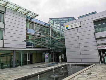 Klinikum Forchheim: Geburten an Wochenenden nicht mehr m&ouml;glich - Hebammen-Engpass wegen Impfpflicht