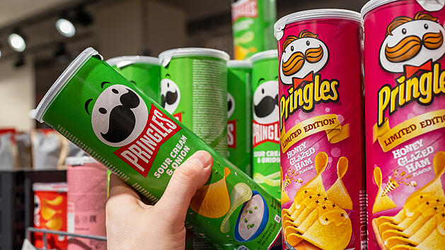 Pringles, Snickers und Co. bald deutlich teurer? Experten alarmiert