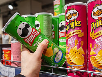 Pringles, Snickers und Co. bald deutlich teurer? Experten alarmiert