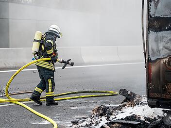A72 bei Hof: Lkw brennt aus - Fahrbahnsperrung