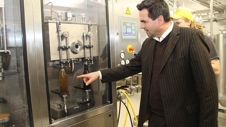 Wie die Flaschenabfüllung (,eine Profianlage') funktioniert, erklärt Norbert Hümmer.