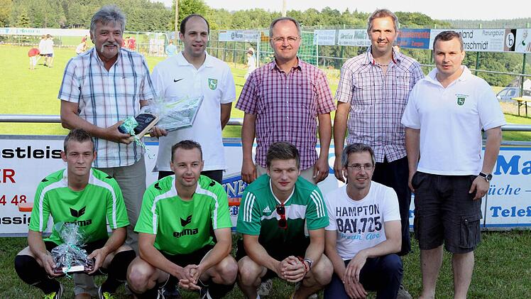 Zahlreiche Ehrungen gab es bei den "Wölfen": (stehend von links) Gerhard Blumenröther, Markus Schütz, Roland Schmidt, Bernd Schmidt, Ralf Betz; (vorne von links) Daniel Jakobi, Marco Wurm, Tobias Klug und Udo Schmidt.  Foto: Michael Wunder