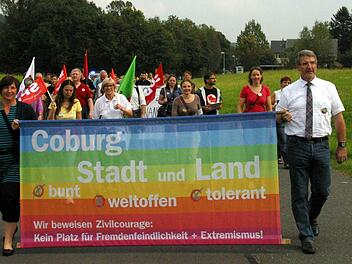 Mit Landrat Michael Busch und Alexandra Kemnitzer an der Spitze marschierte der Zug zum Veranstaltungsort des NPD-Sommerfestes nach Rottenbach. Foto: Bettina Knauth
