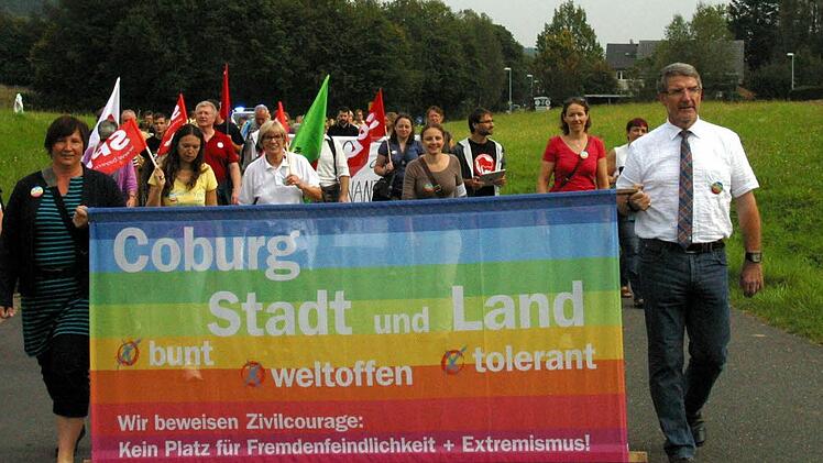 Mit Landrat Michael Busch und Alexandra Kemnitzer an der Spitze marschierte der Zug zum Veranstaltungsort des NPD-Sommerfestes nach Rottenbach. Foto: Bettina Knauth