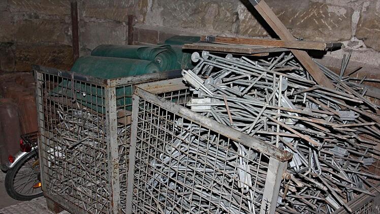 Noch ist das Zaun- und Befestigungsmaterial für die Amphibienwege eingelagert. Bald wird es ausgepackt und verwendet.  Foto: Helmut Will