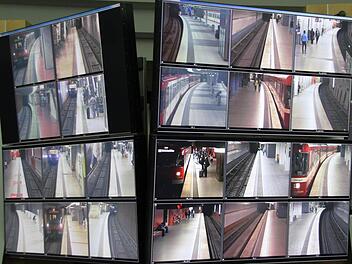 Auf Dutzenden Monitoren beobachtet Franz Schmitz den Verkehr und die Fahrgäste in der Nürnberger U-Bahn.  Foto: Robert Wagner