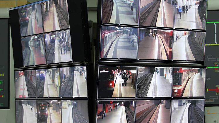 Auf Dutzenden Monitoren beobachtet Franz Schmitz den Verkehr und die Fahrgäste in der Nürnberger U-Bahn.  Foto: Robert Wagner