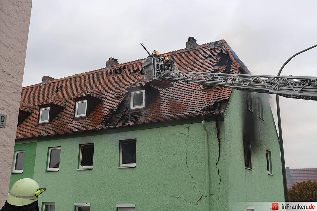 Brand nach Explosion in Mehrfamilienhaus