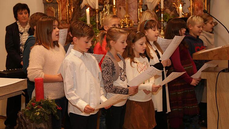 Die Singgruppe der Grundschule Foto: Franz Galster