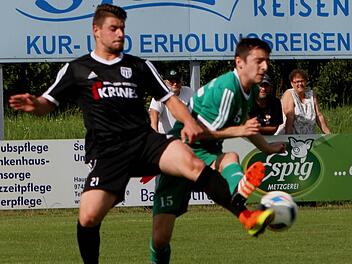 Der Sander Kevin Steinmann (links) im Duell mit dem Ammerthaler Benjamin Burger