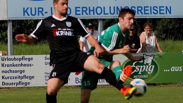 Der Sander Kevin Steinmann (links) im Duell mit dem Ammerthaler Benjamin Burger