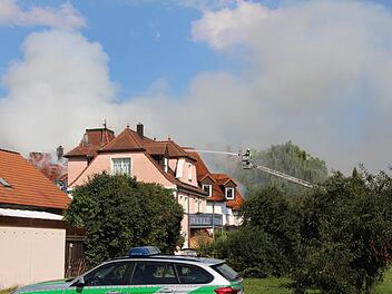 Knall und Feuer: Flammen aus Haus in Cadolzburg - Foto: NEWS5 / Schmelzer