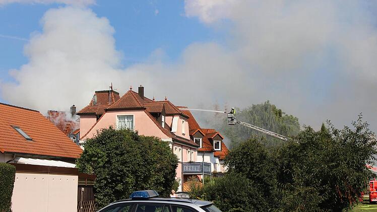 Knall und Feuer: Flammen aus Haus in Cadolzburg - Foto: NEWS5 / Schmelzer