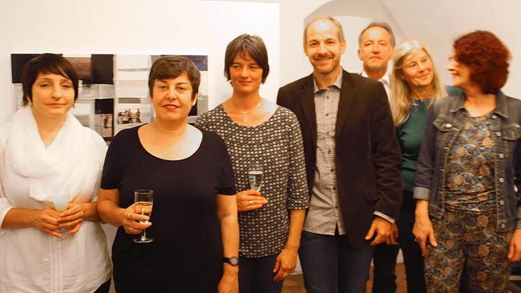 Die Künstlerinnen Tatjana Utz, Monika Humm und Susanne Hanus (von links) bei der Eröffnung der Ausstellung "Heimat global" in der Oberen-Stadt-Galerie zusammen mit (von rechts) Stadträtin Doris Stein, Cornelia Morsch und Karl-Heinz Greim vom Kunstverein-Vorstand sowie stellvertretendem Landrat Jörg Kunstmann.
