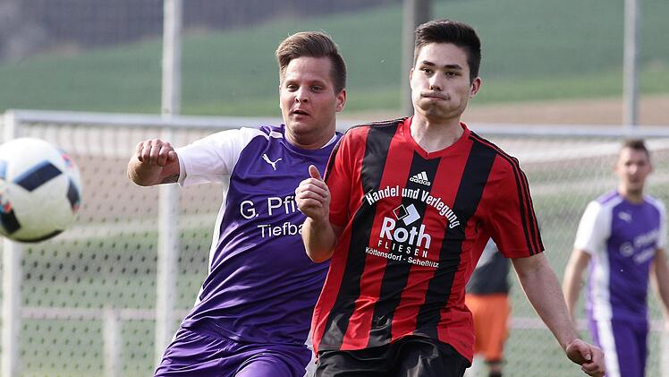 Florian Schneider (l.) und Holger Röder vom TSV Scheßlitz haben den Ball fest im Blick.