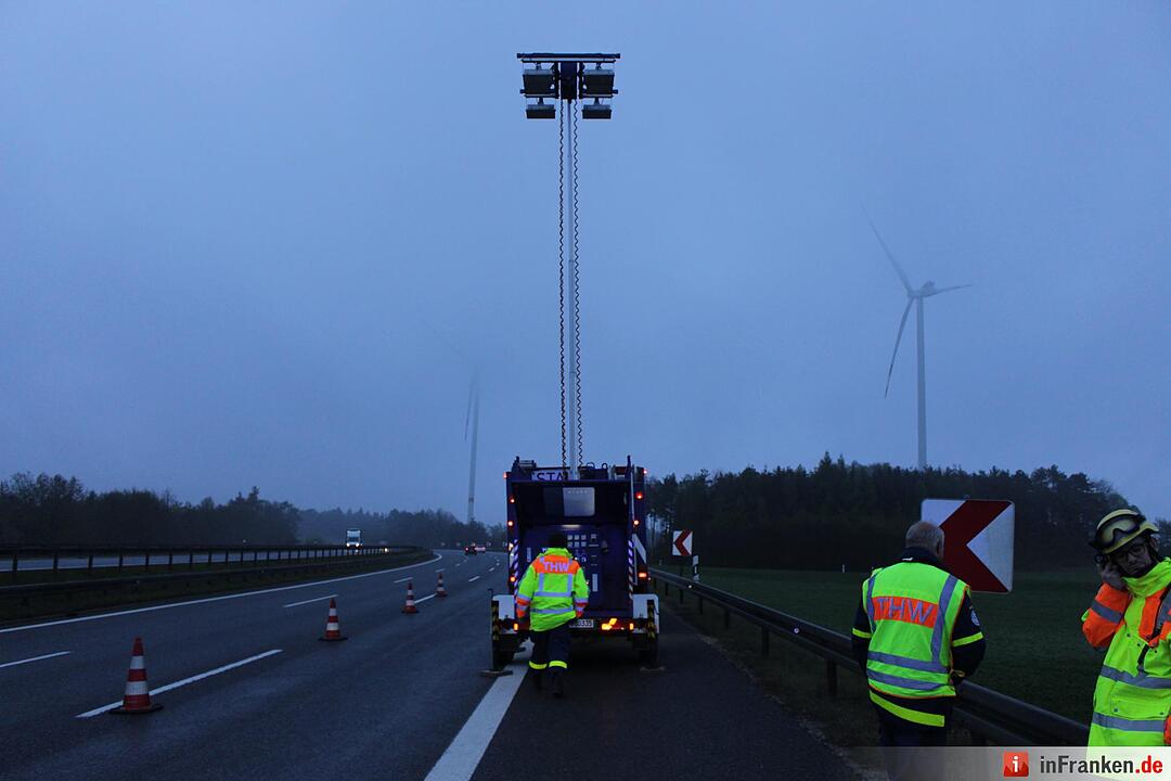 Starkregen sorgt für Abflug: Nissan schießt von Autobahn und landet drei Meter tiefer im Graben - Wagen überschlägt sich auf einer Strecke von 120 Metern mehrfach – Nissan bleibt völlig deformiert auf Wiese liegen – Fahrer eingeklemmt und schwerst verletzt – Polizei sucht nach Unfallzeugen